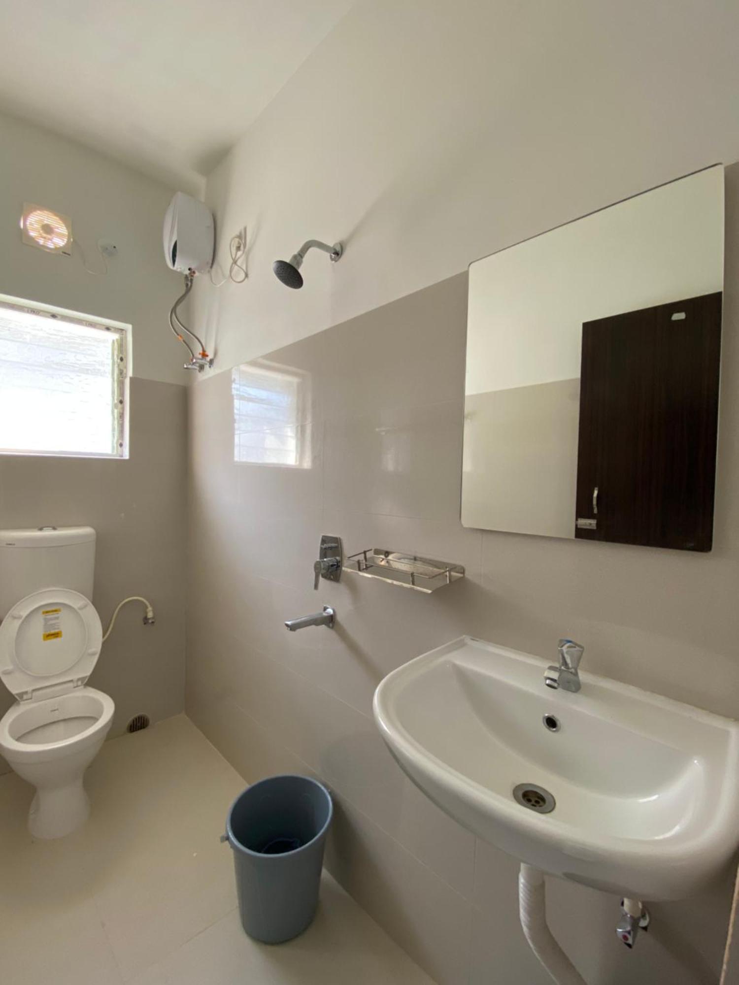 Lake Land Guest House Колката Екстериор снимка